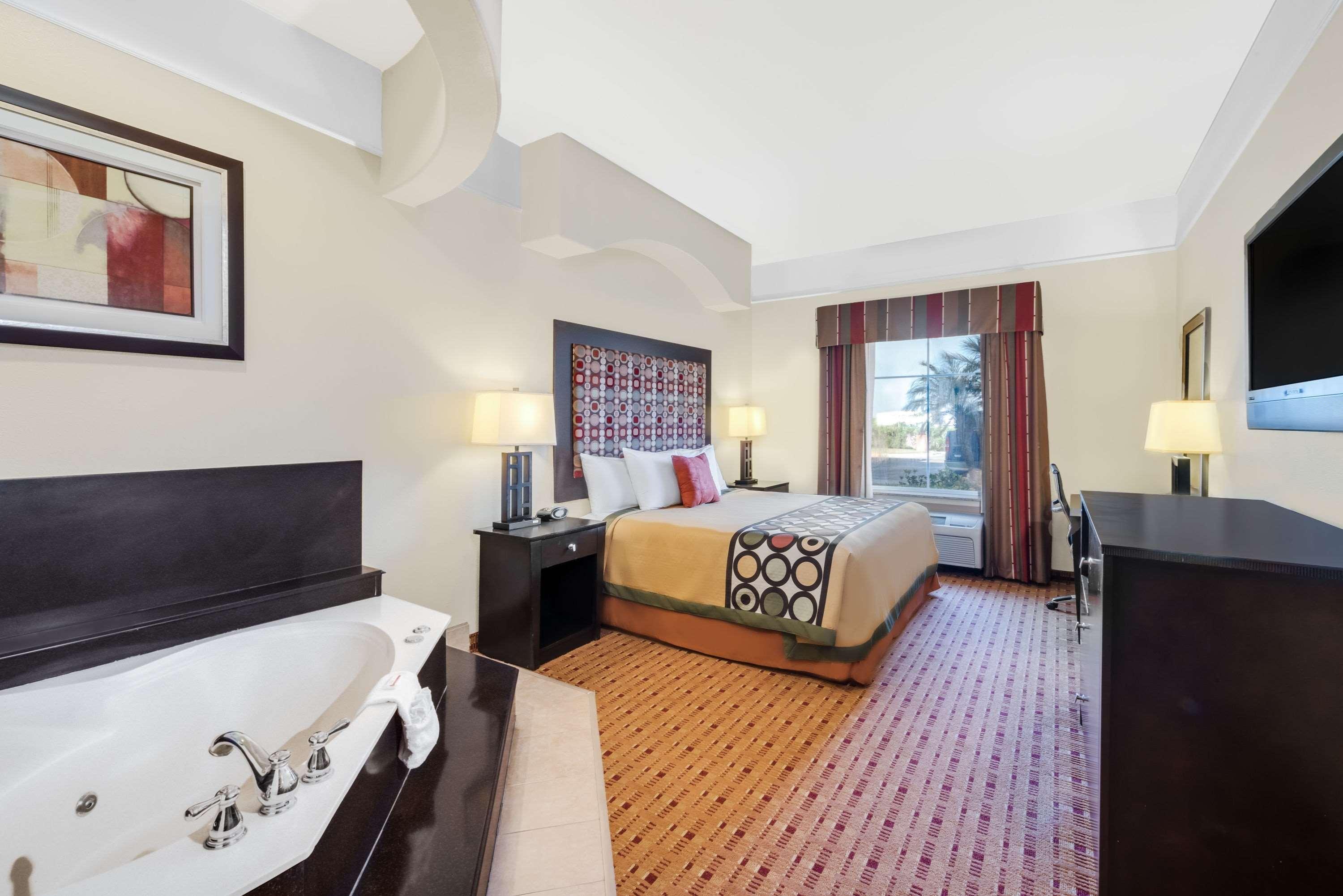 Super 8 By Wyndham Hidalgo At La Plaza Mall & Mcallen Airport Extérieur photo