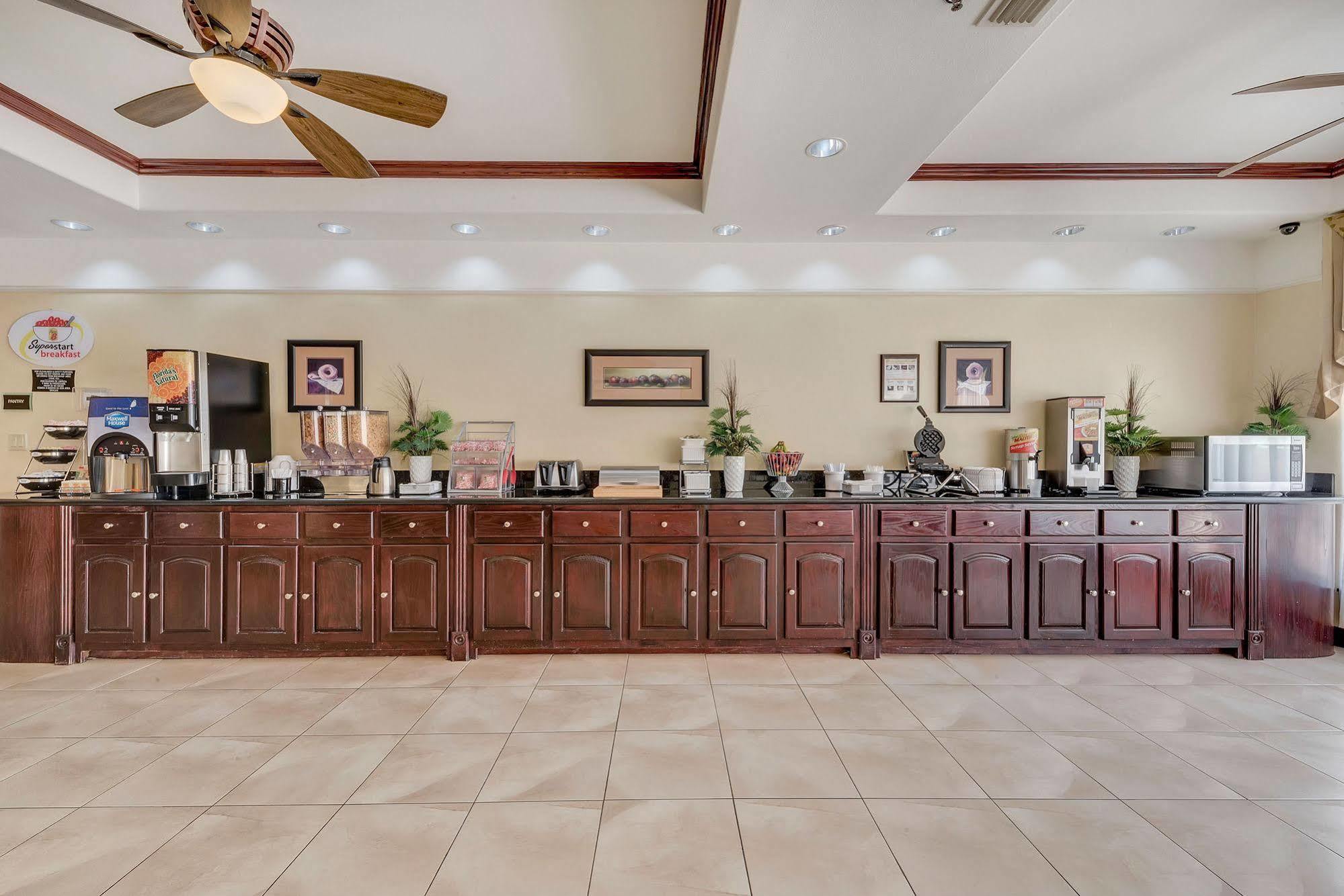 Super 8 By Wyndham Hidalgo At La Plaza Mall & Mcallen Airport Extérieur photo
