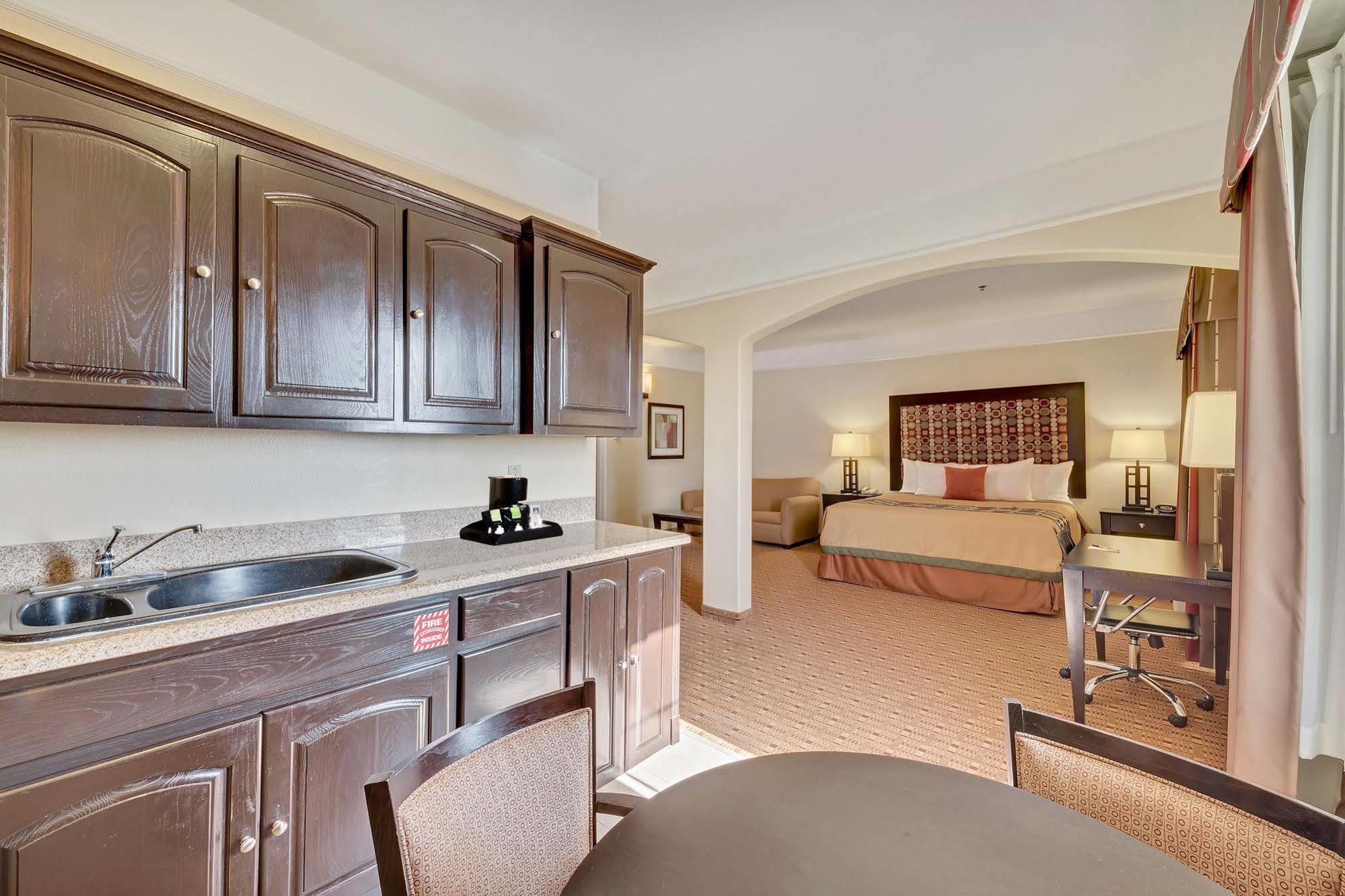 Super 8 By Wyndham Hidalgo At La Plaza Mall & Mcallen Airport Extérieur photo